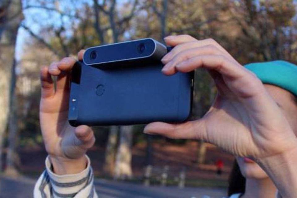 Dispositivo permite filmar em 3D com smartphone