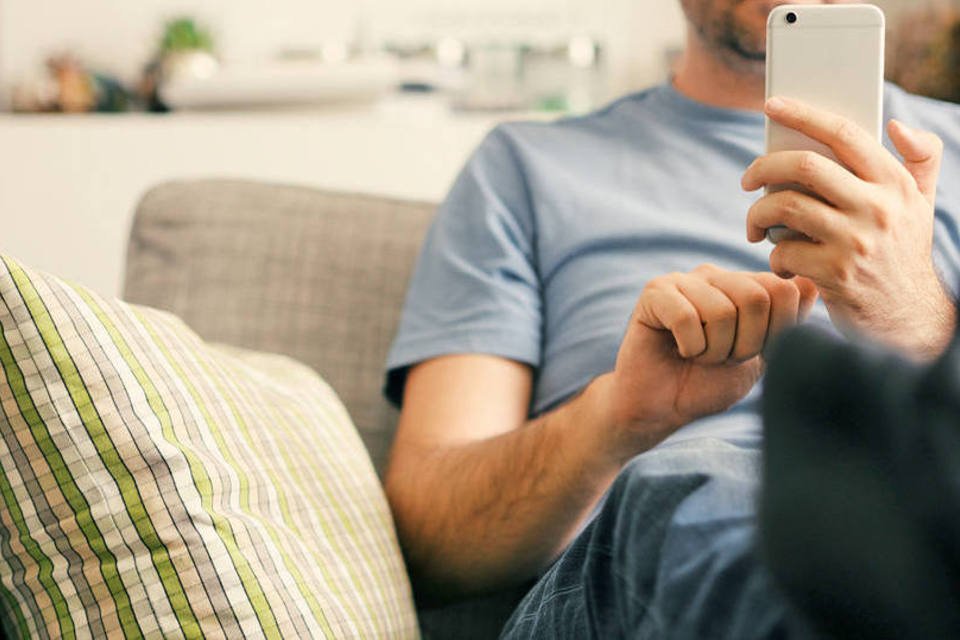 Smartphone no sofá: estudo mostra horário nobre das redes sociaisl (Juri Pozzi/Thinkstock)