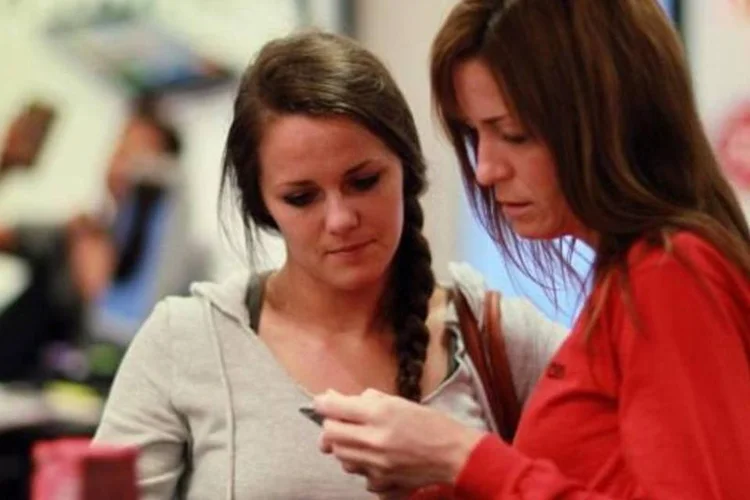 
	Mulheres usando smartphones: celulares inteligentes tiveram p&aacute;ginas acessadas mais de 220 milh&otilde;es de vezes em lojas online brasileiras no ano passado
 (Getty Images)