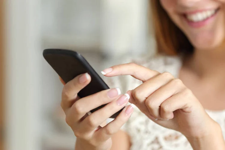 
	Internet: segundo GSMA, a penetra&ccedil;&atilde;o de smartphones no Brasil pode aumentar de 55% no ano passado para 62% este ano
 (AntonioGuillem/Thinkstock)
