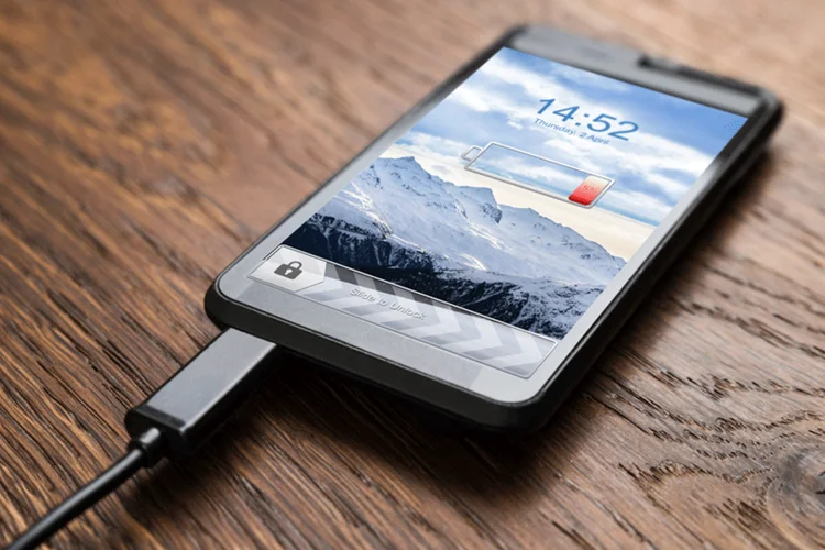 
	Smartphone sendo carregado: ao contr&aacute;rio do que muitas pessoas pensam, &eacute; melhor carreg&aacute;-lo em pequenos intervalos
 (Thinkstock)