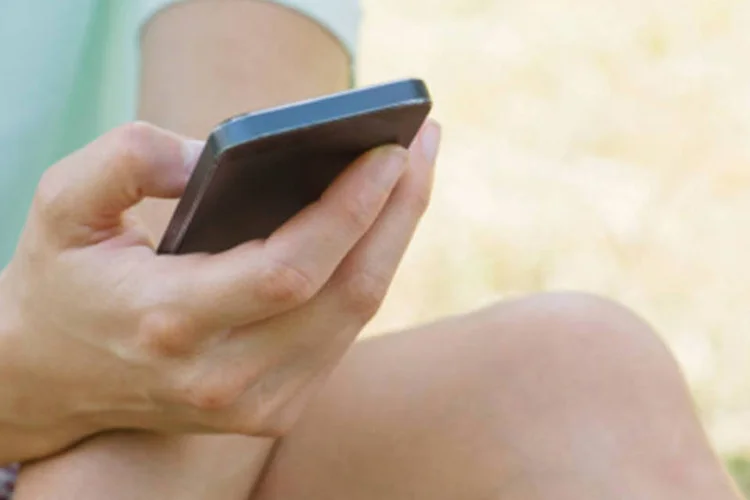 
	Pessoa usa celular: ades&atilde;o ao produto &eacute; gratuita, e o uso da tecnologia n&atilde;o consome os cr&eacute;ditos ou franquia de dados da linha de celular
 (PhotoAlto/Frederic Cirou/Getty Images)
