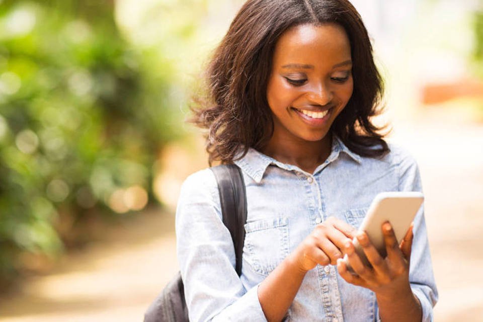 Brasileiro usa celular por mais de três horas por dia