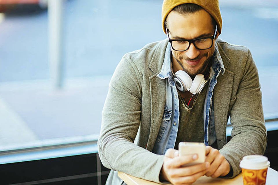 Brasileiros preferem um dia sem água do que sem o celular
