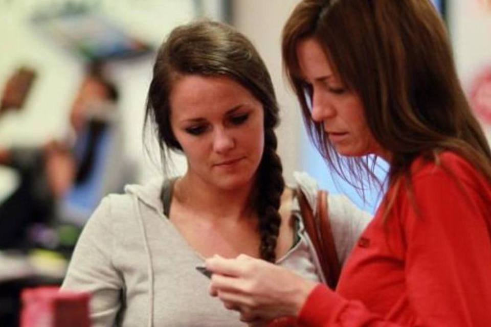 Mulheres da nova classe C aproveitam mais os recursos dos celulares do que o público masculino (Getty Images)