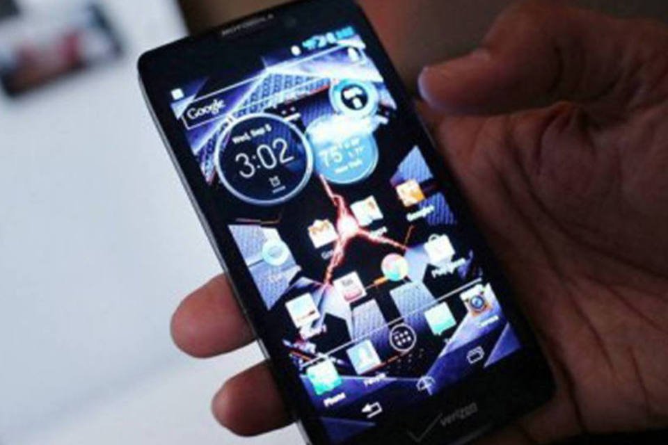 Vendas de smartphones irão superar as de celulares em 2013