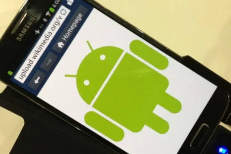 
	Smartphone com logo do Android: essa &eacute; a primeira vez que o sistema operacional do Google ultrapassa 80% de market share
 (Flickr.com/intelfreepress)