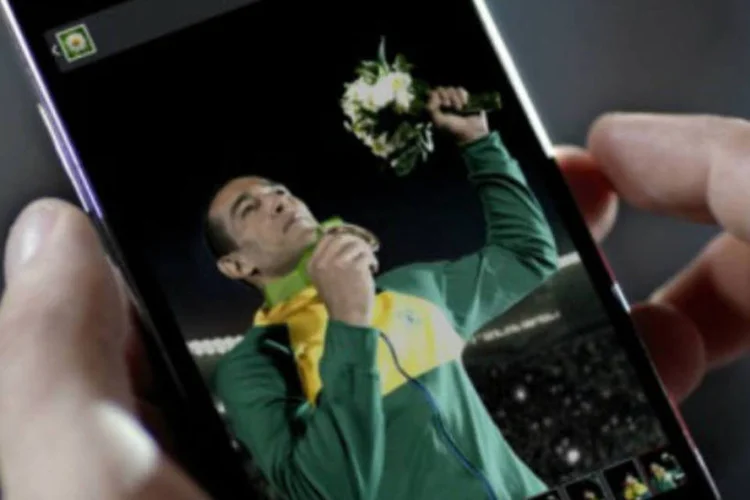 
	Smartphone da LG em propaganda: as receitas totais de vendas subiram 0,8% na compara&ccedil;&atilde;o anual entre trimestres, e totalizaram KRW 14,92 trilh&otilde;es
 (Reprodução)