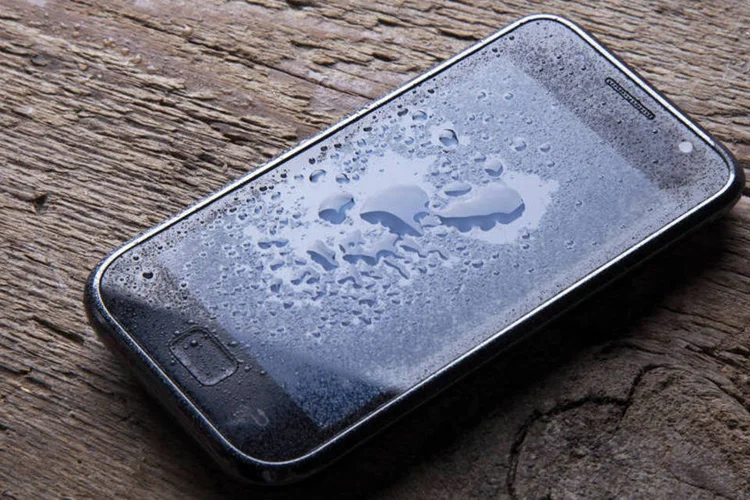 
	&Agrave; prova d&#39;&aacute;gua: uma companhia inventou uma m&aacute;quina que suga a &aacute;gua de dentro do smartphone
 (Thinkstock)
