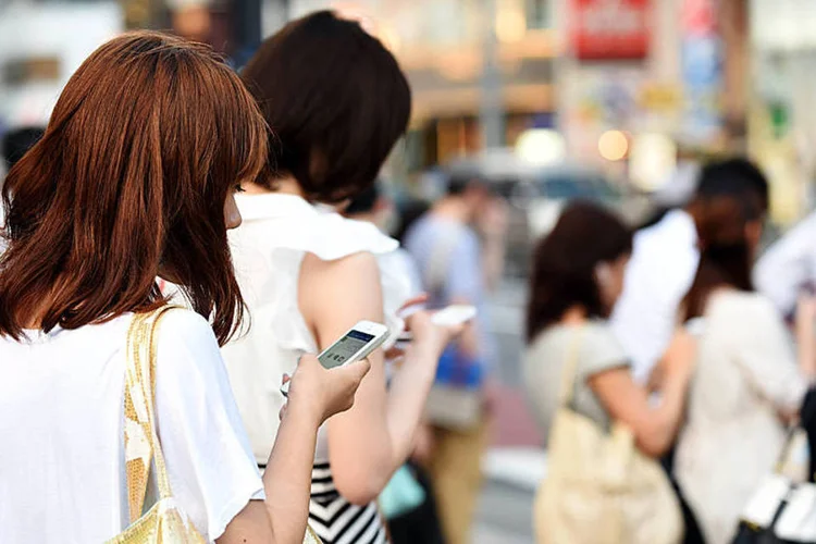 
	Smartphones: inclina&ccedil;&atilde;o constante do pesco&ccedil;o pode levar a um desgaste excessivo da coluna, diz cirurgi&atilde;o
 (Atsushi Tomura//Getty Images)