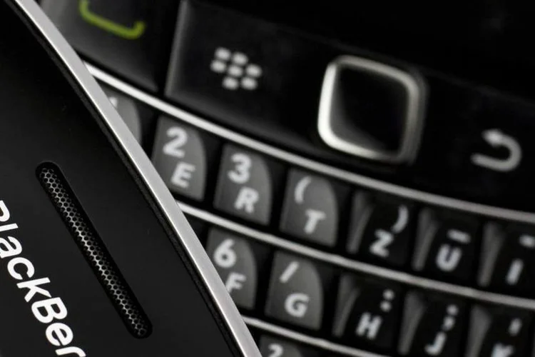 
	Smartphones BlackBerry, da RIM: novo sistema operacional pode ser melhor ou igual ao Android e compar&aacute;vel ao iOS 6
 (REUTERS/Valentin Flauraud/Arquivo)