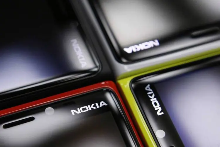 
	Smartphones Lumia: a Nokia ficar&aacute; com o controle de 66,5% do grupo resultante da fus&atilde;o, e a Alcatel com os 33,5% restantes
 (REUTERS/Kacper Pempel)