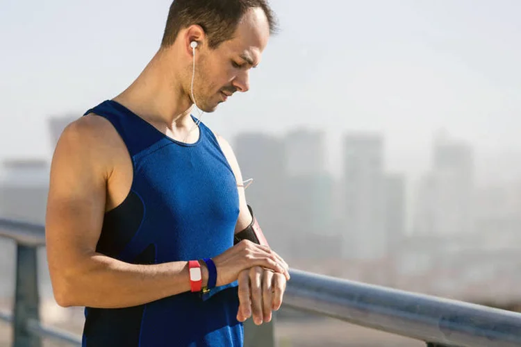Relógio inteligente: gadget pode ser usado para cuidar da saúde e acompanhar exercícios (nensuria/ThinkStock)