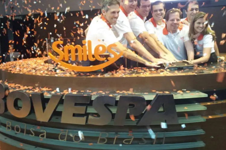 
	Executivos da Smiles marcam o in&iacute;cio das negocia&ccedil;&otilde;es das a&ccedil;&otilde;es da empresa na Bovespa
 (Gustavo Kahil/ EXAME.com)