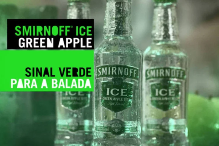 Trecho do comercial da Smirnoff: as peças reforçam o posicionamento de que Smirnoff Ice é uma bebida direcionada para festas em casas noturnas (Reprodução)