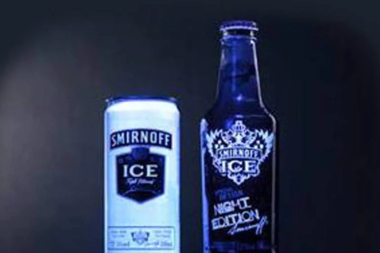 Embalagem de Smirnoff que Brilha no Escuro (Divulgação)