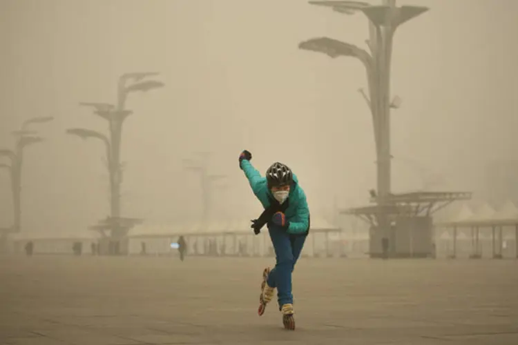 
	Chin&ecirc;s anda de patins em meio a uma Pequim polu&iacute;da: governo municipal decretou o alerta laranja (o segundo mais alto de uma escala com quatro n&iacute;veis)
 (Getty Images)