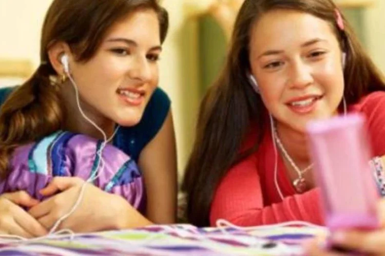 Estudo, realizado na Grã-Bretanha, mostra que muitos jovens já preferem o SMS até à conversa cara a cara.