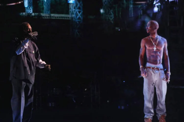 Snoop Dog "recebe" no palco o rapper Tupac Shakur, morto em 1996 e "ressuscitado" através do uso de tecnologia 3D.  (Christopher Polk/Getty Images)