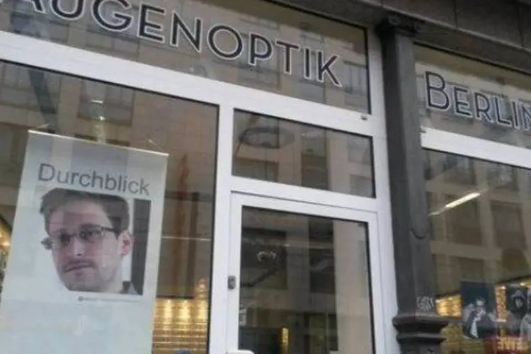 
	No cartaz, a foto de Edward Snowden aparece acompanhada da palavra &quot;Durchblick&quot;
 (Reprodução/Twitter)