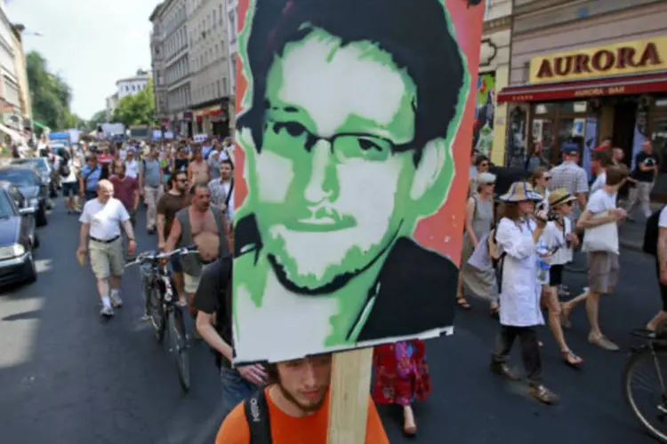 
	Manifestante carrega placa com a imagem de Edward Snowden durante protesto na Alemanha
 (REUTERS/Pawel Kopczynski)