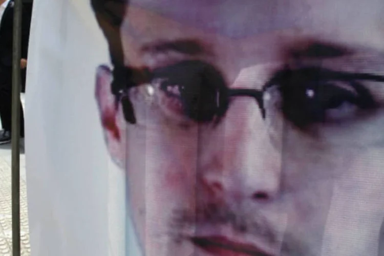 
	P&ocirc;ster em apoio a Edward Snowden, exposto no distrito financeiro de Hong Kong: abrigar Snowden pode criar mais tens&atilde;o nas rela&ccedil;&otilde;es russo-americanas
 (REUTERS/Bobby Yip)