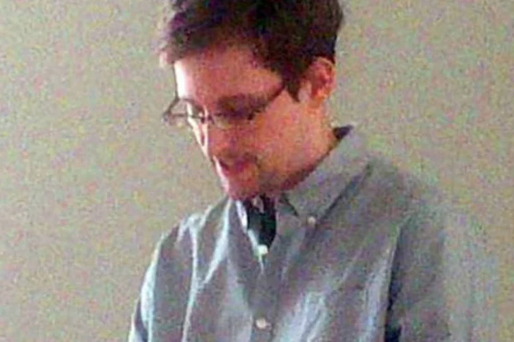 Edward Snowden durante encontro com ativistas dos direitos humanos em Moscou, no dia 12 de julho (AFP / Tanya Lokshina)