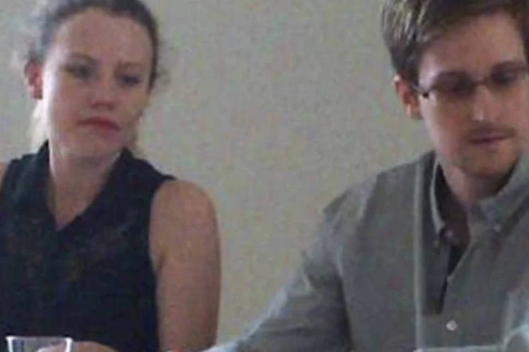 Sarah Harrison, do WikiLeaks, e Edward Snowden falam aos representantes dos direitos humanos no aeroporto Sheremetyevo, em Moscou (REUTERS / Human Rights Watch)