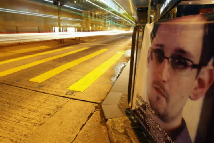 Pôster com a foto de Edward Snowden afixado em uma avenida do bairro financeiro de Hong Kong (REUTERS/Bobby Yip)