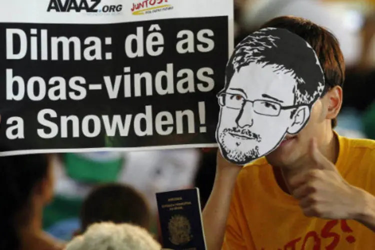 
	Manifestantes pedem &agrave; Dilma Rousseff que conceda asilo permanente para o ex-t&eacute;cnico da NSA Edward Snowden
 (REUTERS/Paulo Whitaker)