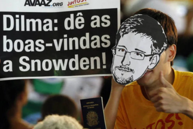 
	Manifestantes pedem &agrave; Dilma Rousseff que conceda asilo permanente para o ex-t&eacute;cnico da NSA Edward Snowden
 (REUTERS/Paulo Whitaker)