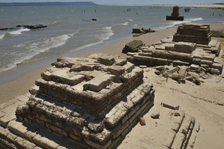
	Bahia: &eacute; poss&iacute;vel distinguir alguns detalhes das casas, como as pias de lavar roupa, o azulejo branco e as caixas d&#39;&aacute;gua
 (Marcello Casal Jr / Agência Brasil)