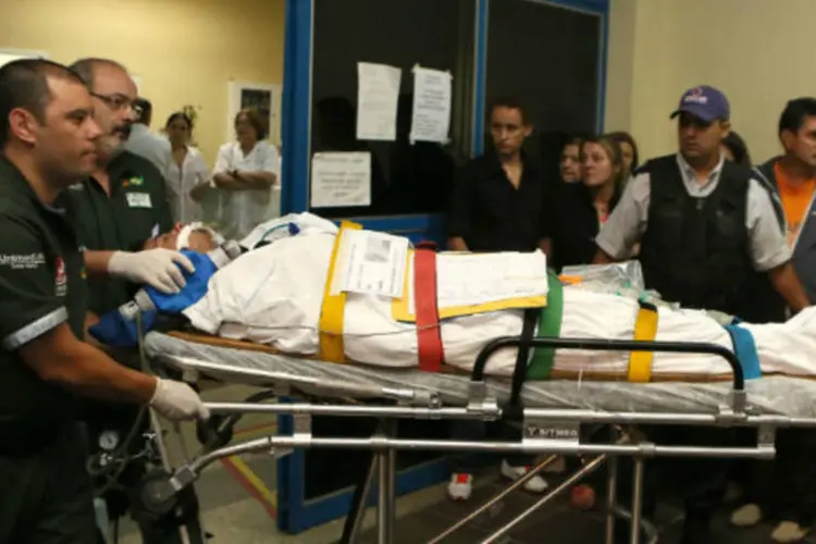 Um homem, que foi ferido durante o incêndio na boate Kiss, é transferido de um hospital em Santa Maria para receber tratamento em Porto Alegre  (REUTERS/Edison Vara)