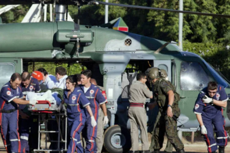 
	Sobrevivente do inc&ecirc;ndio &eacute; transferido para hospital de Porto Alegre: al&eacute;m dos 53 pacientes graves internados em Porto Alegre, h&aacute; outros 65 em leitos de Santa Maria.
 (REUTERS / Camila Domingues)