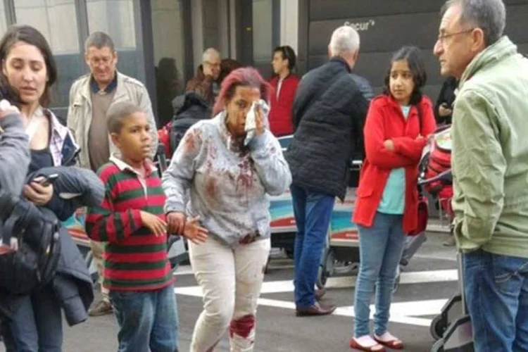 
	Feridos s&atilde;o vistos ap&oacute;s explos&atilde;o no aeroporto em Bruxelas, B&eacute;lgica
 (Reprodução/ Twitter/ @davidcrunelle via Reuters)