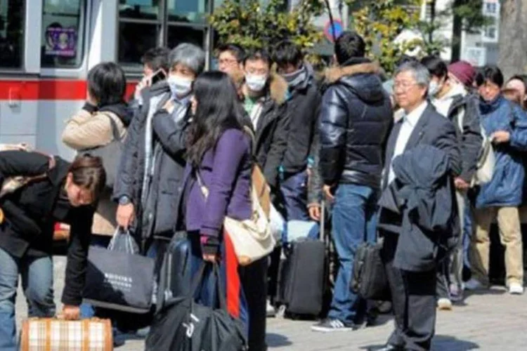 Sobrevivente aguardam para sair de Sendai: atmosfera é calma e ordenada (Kim Jae-Hwan/AFP)