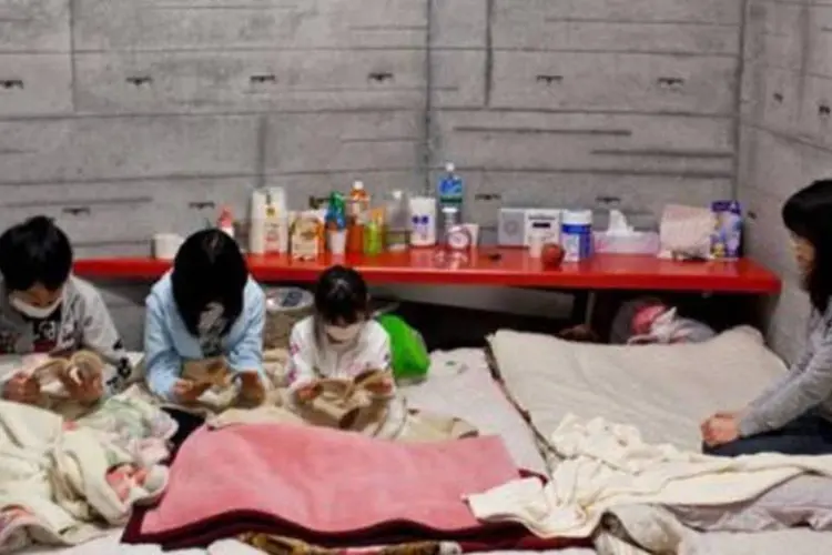 Sobreviventes do terremotos em abrigos: pressão por indenizações maiores (Yasuyoshi Chiba/AFP)