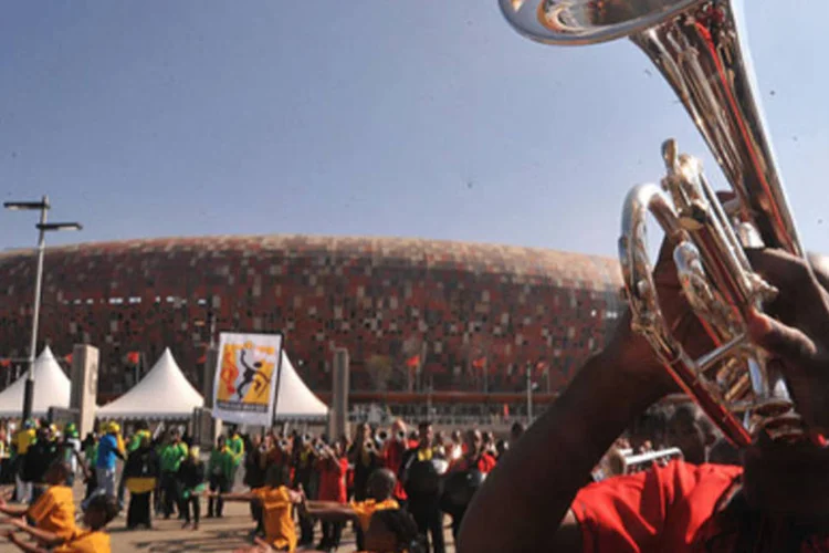 Torcedores fazem festa em frente ao Soccer City: sucesso da Copa do Mundo encorajou governo sul-africano a lutar pelos Jogos Olímpicos (Marcello Casal Jr/ABr)
