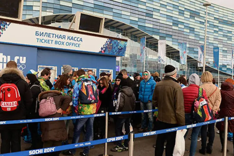 
	Fila para comprar ingressos para as Olimp&iacute;adas de Inverno em Sochi: um espectador que reside em Sochi disse que precisou esperar cerca de quatro horas para apanhar seu ingresso
 (Pascal Le Segretain/Getty Images)
