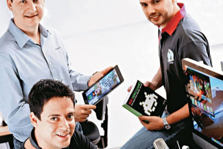 Bruno Machado (sentado), Kleber Bacili e Luiz Menezes (à dir.): ex-colegas de trabalho na Ci&T que hoje lideram novas empresas (Alexandre Battibugli / VOCÊ S/A)