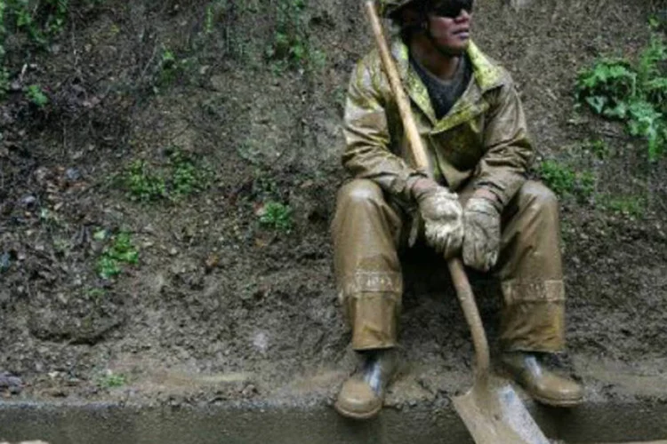 Socorrista faz pausa após trabalhar no resgate a vítimas de deslizamento: ainda há o risco de um novo deslizamento, devido à instabilidade do terreno (Getty Images North America/AFP/Arquivos)