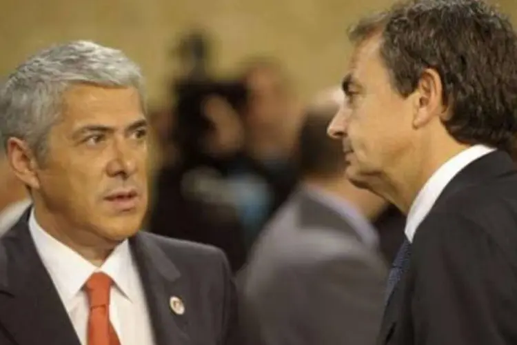 O chefe de governo espanhol, José Luis Zapatero, e o primeiro-ministro português, José Sócrates (Miguel Riopa/AFP)