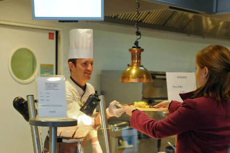 
	Sodexo: os vales distribu&iacute;dos em cart&otilde;es fazem parte da estrat&eacute;gia da empresa de reduzir sua depend&ecirc;ncia do neg&oacute;cio de restaurantes, que ainda concentra a maior parte de seu faturamento 
 (Antoine Antoniol/Bloomberg)