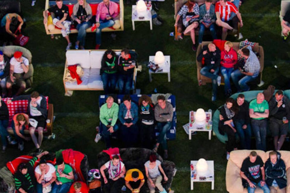 Em Berlim, pessoas veem jogo do Brasil em sofás em estádio