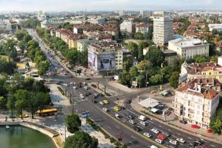 
	Vista geral de Sofia, na Bulg&aacute;ria: o Minist&eacute;rio de Energia indicou na semana passada que baratear a luz passa por reduzir a produ&ccedil;&atilde;o das usinas termais
 (Wikimedia Commons)