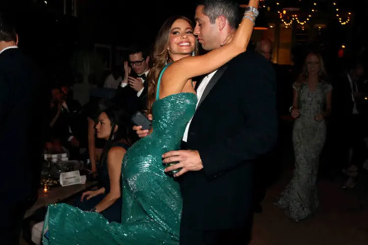 Sofia Vergara abraça o namorado Nick Loeb em festa: a expulsão teria ocorrida porque um homem derrubara bebida no vestido da atriz (Christopher Polk/ Getty Images)