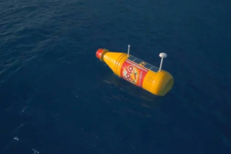 Garrafa gigante do refrigerante Solo no mar em uma ação criada pela agência Try/Apt, de Oslo (Reprodução)