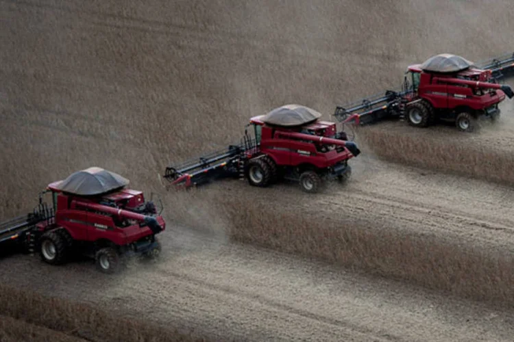 
	Colheira de soja no Mato Grosso: no in&iacute;cio do plantio da safra 2012/13, no fim do ano passado, faltaram chuvas no Centro-Oeste, o que atrasou todo o calend&aacute;rio agr&iacute;cola da regi&atilde;o
 (Paulo Fridman/Bloomberg)