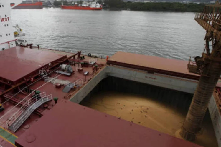 
	Navio &eacute; carregado com soja, no Porto de Santos: principais embarques foram de a&ccedil;&uacute;car, soja e milho
 (REUTERS/Paulo Whitaker)