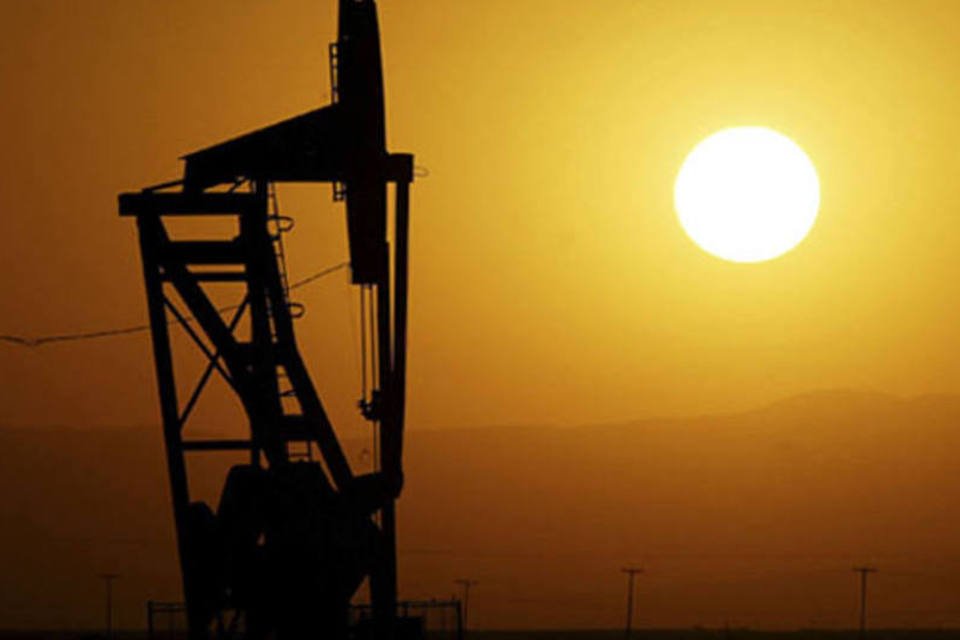 Petróleo opera suscetível a notícias macroeconômicas
